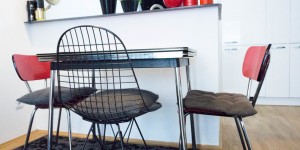 Beitragsbild des Blogbeitrags Eames Designklassiker fürs rote Vintage Esszimmer 