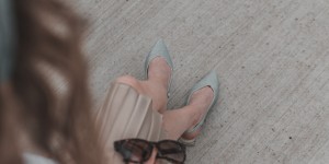 Beitragsbild des Blogbeitrags Plisseerock im Metallic-Look trifft Slingbacks
