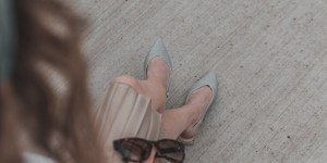 Beitragsbild des Blogbeitrags Plisseerock im Metallic-Look trifft Slingbacks 