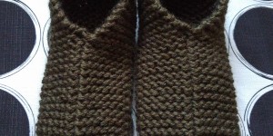 Beitragsbild des Blogbeitrags DIY Selbstgestrickte Hausschuhe für kalte Füßchen!