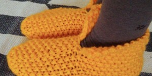 Beitragsbild des Blogbeitrags DIY Kuschelige Hausschuhe zum Selberstricken 