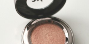 Beitragsbild des Blogbeitrags Lidschatten: Palette vs. Mono
