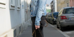 Beitragsbild des Blogbeitrags Sneakers & Denim – Vokuhila Jeans – DIY