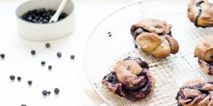 Beitragsbild des Blogbeitrags Saffron blueberry bun knots