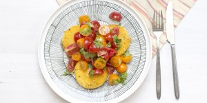 Beitragsbild des Blogbeitrags (Home) Office Lunch: Polenta rounds with tomato salad. 