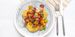 Beitragsbild des Blogbeitrags (Home) Office Lunch: Polenta rounds with tomato salad.