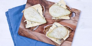 Beitragsbild des Blogbeitrags (Home) Office Lunch: blue cheese and pear sandwich.