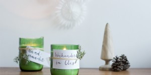 Beitragsbild des Blogbeitrags DIY scented candles in jars from upcycled wine bottles. 