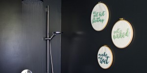 Beitragsbild des Blogbeitrags Cheeky embroidery wall art – for the new bathroom