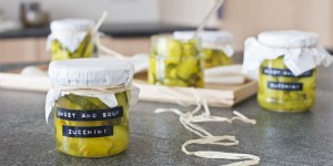Beitragsbild des Blogbeitrags sweet and sour pickled zucchini 