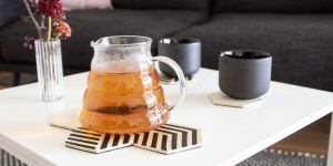 Beitragsbild des Blogbeitrags DIY modern hexagon coasters out of wood and cork