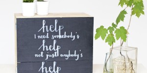 Beitragsbild des Blogbeitrags Medicine cabinet out of an upcycled wine box.