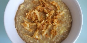Beitragsbild des Blogbeitrags Rezept: Porridge mit Zimt, Banane und Apfel 