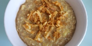 Beitragsbild des Blogbeitrags Rezept: Porridge mit Zimt, Banane und Apfel 