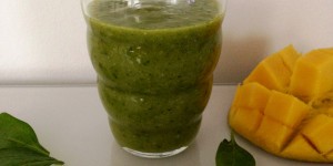 Beitragsbild des Blogbeitrags rezension „energy booster“ + grüner smoothie rezept