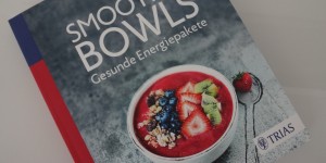 Beitragsbild des Blogbeitrags rezension „smoothie bowls – gesunde energiepakete“