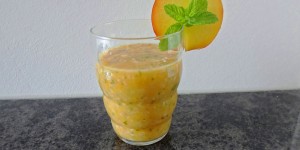 Beitragsbild des Blogbeitrags pfirsich minze kokos shake