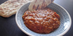 Beitragsbild des Blogbeitrags rotes linsen dhal mit naan 