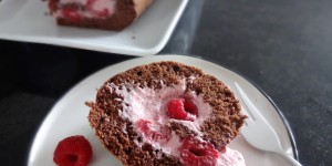 Beitragsbild des Blogbeitrags schokoroulade mit himbeercreme 