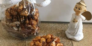 Beitragsbild des Blogbeitrags geschenke aus der küche – erdnuss-karamellriegel 