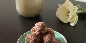 Beitragsbild des Blogbeitrags kokos-schoko energy balls