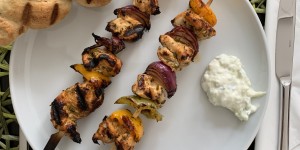 Beitragsbild des Blogbeitrags marokkanische hühnerspieße mit steckerlbrot