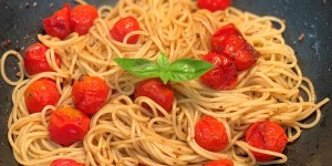 Beitragsbild des Blogbeitrags sommerpasta mit ofentomaten 