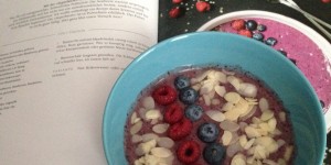 Beitragsbild des Blogbeitrags rezension “eat better not less” + smoothie bowl