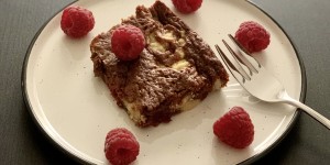 Beitragsbild des Blogbeitrags himbeerbrownies mit streuseln