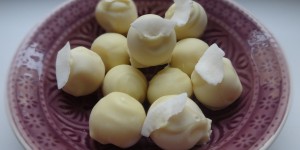 Beitragsbild des Blogbeitrags ananas kokos pralinen mit vivani schokolade