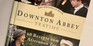 Beitragsbild des Blogbeitrags rezension „downton abbey teatime“ 