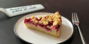 Beitragsbild des Blogbeitrags cremiger himbeer streuselkuchen