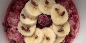 Beitragsbild des Blogbeitrags müsli mit himbeeren, schoko und griechieschem joghurt