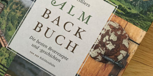 Beitragsbild des Blogbeitrags rezension „almbackbuch“
