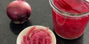 Beitragsbild des Blogbeitrags einfache eingelegte rote zwiebeln