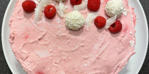Beitragsbild des Blogbeitrags himbeer kokos topfentorte