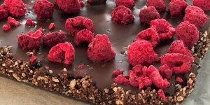 Beitragsbild des Blogbeitrags salty raw himbeer bites