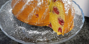 Beitragsbild des Blogbeitrags himbeer eierlikörkuchen