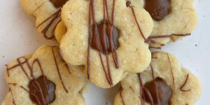 Beitragsbild des Blogbeitrags weihnachtskekse – schoko-karamellkekse