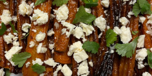 Beitragsbild des Blogbeitrags gegrillte karotten mit limetten-chili-sauce