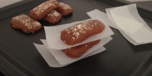 Beitragsbild des Blogbeitrags rezension “feines naschwerk” + kokosmilch-karamell 