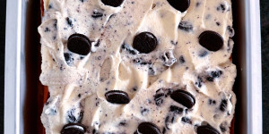 Beitragsbild des Blogbeitrags oreo vanillekuchen mit frosting