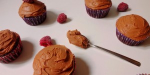 Beitragsbild des Blogbeitrags rezension „lomelinos backen“ & schoko cupcakes 
