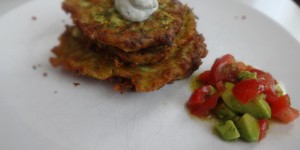 Beitragsbild des Blogbeitrags zucchini-dill-puffer