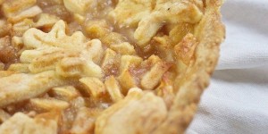 Beitragsbild des Blogbeitrags Herbstlich gedeckter Apfelkuchen