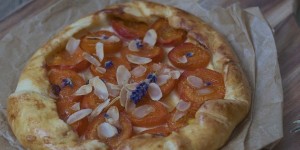 Beitragsbild des Blogbeitrags Marillen Galette mit Lavendel