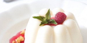 Beitragsbild des Blogbeitrags Panna Cotta mit Himbeeren