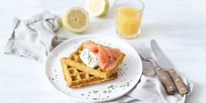 Beitragsbild des Blogbeitrags Süßkartoffelwaffeln mit Oberskren und Lachs