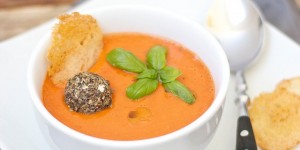 Beitragsbild des Blogbeitrags Kalte Tomaten-Gurken-Suppe 