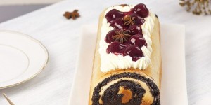 Beitragsbild des Blogbeitrags Mohnstollen mit Mascarponecreme und Kirschsauce